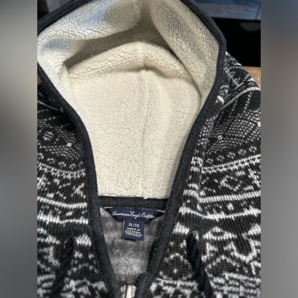 American Eagle Knit Black & White Aztec
Print Zip Up hoodie - Picture 3 of 9